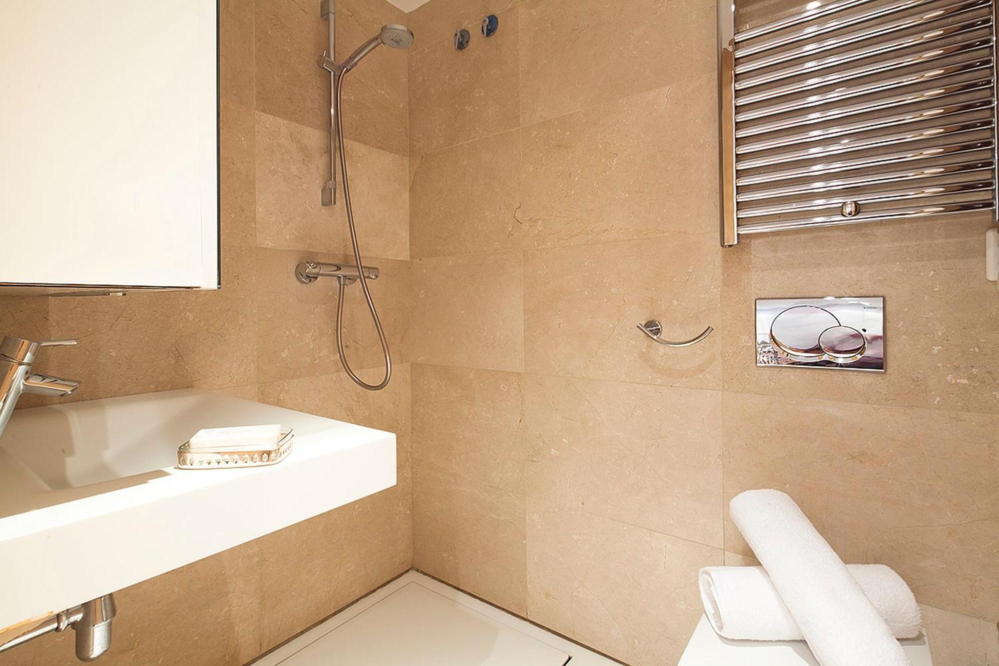My Space Emirates - Splendid Apartment With Terrace And Pool Near Park Gueell Barcelona Buitenkant foto