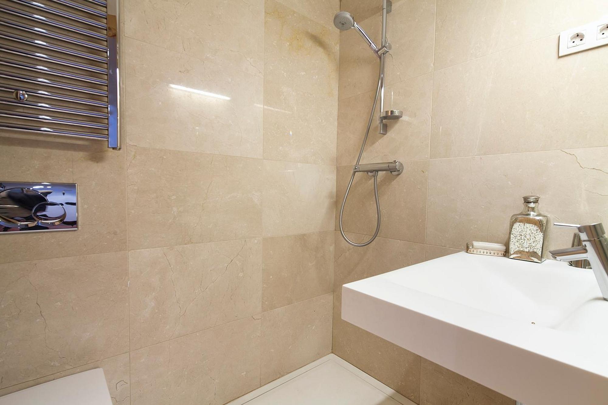 My Space Emirates - Splendid Apartment With Terrace And Pool Near Park Gueell Barcelona Buitenkant foto